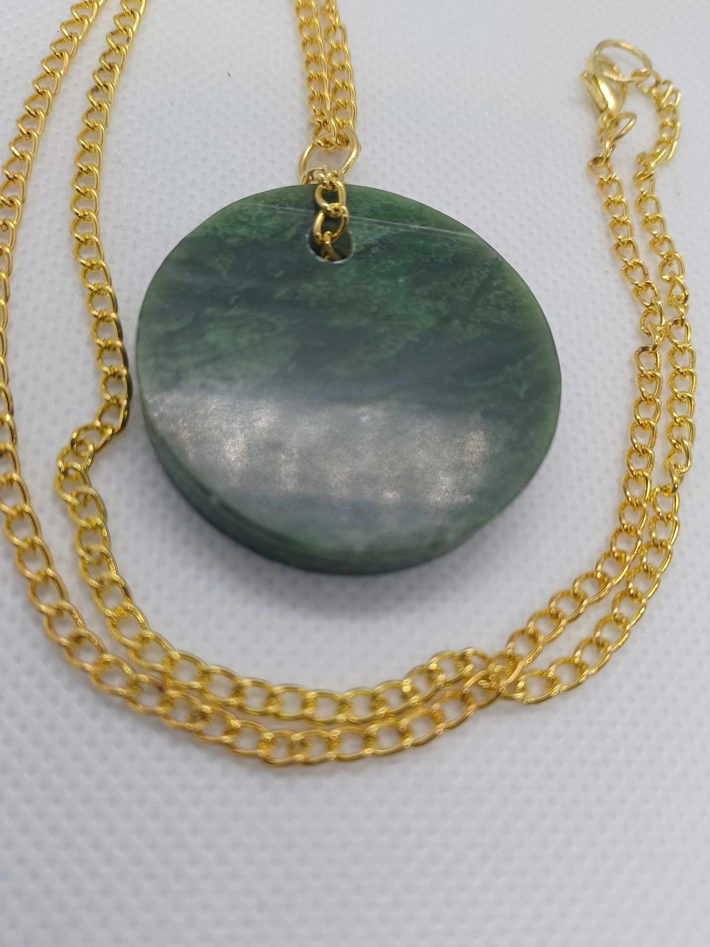 Vòng cổ mặt dây chuyền hình tròn bằng ngọc bích Nephrite BC (Cấp A+) 