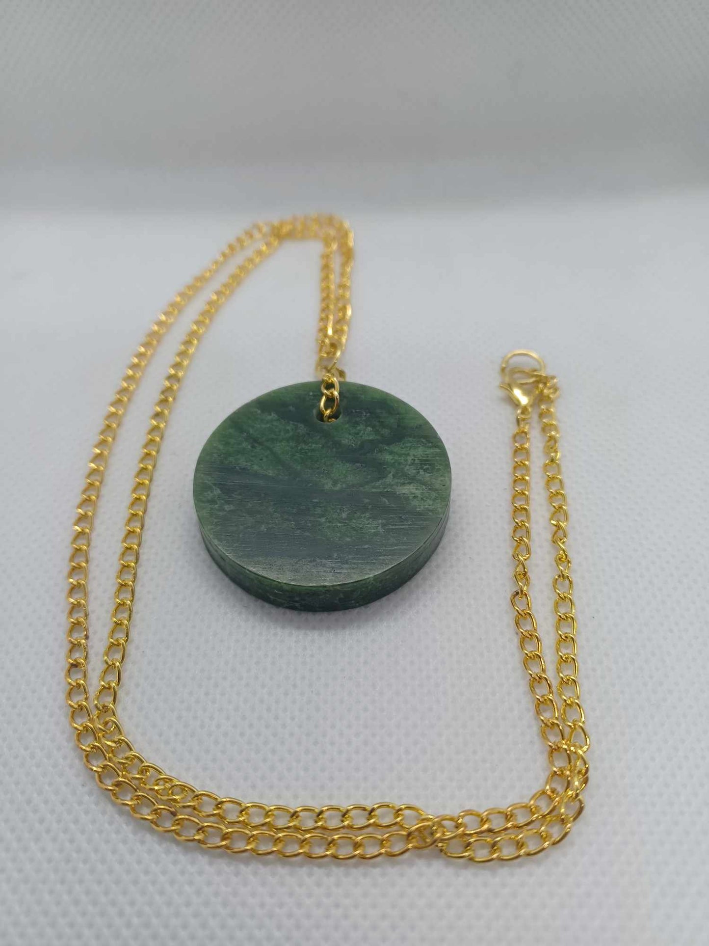 Vòng cổ mặt dây chuyền hình tròn bằng ngọc bích Nephrite BC (Cấp A+) 