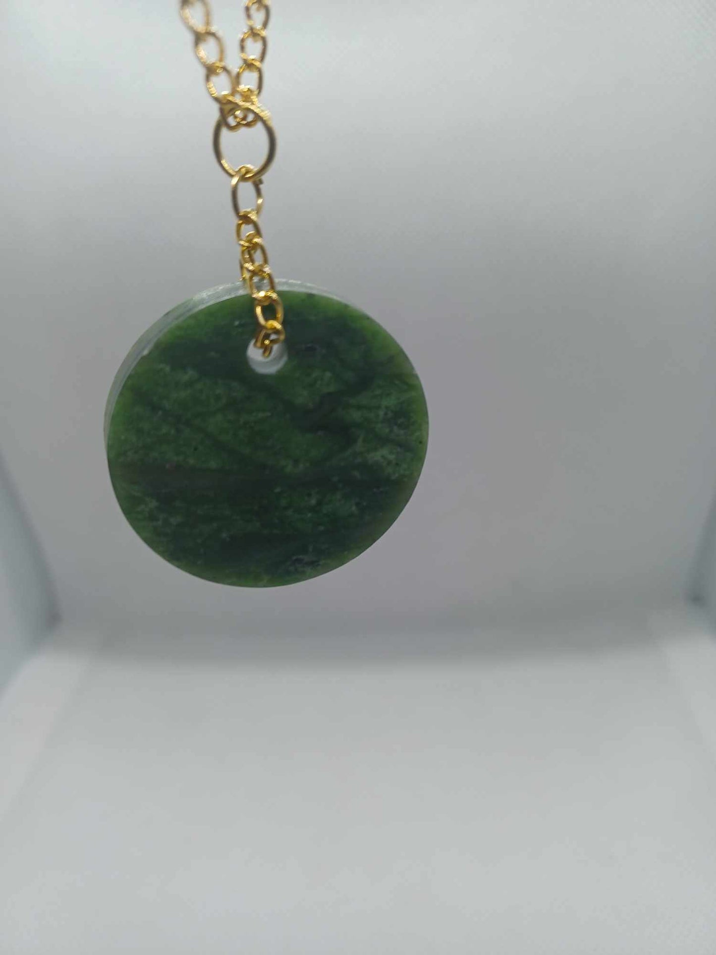 Vòng cổ mặt dây chuyền hình tròn bằng ngọc bích Nephrite BC (Cấp A+) 